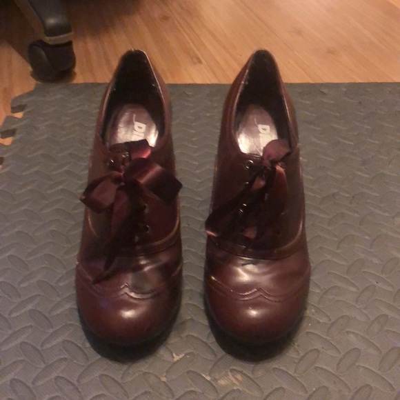 Brand new ladies, oxford style high heel - Picture 2 of 7